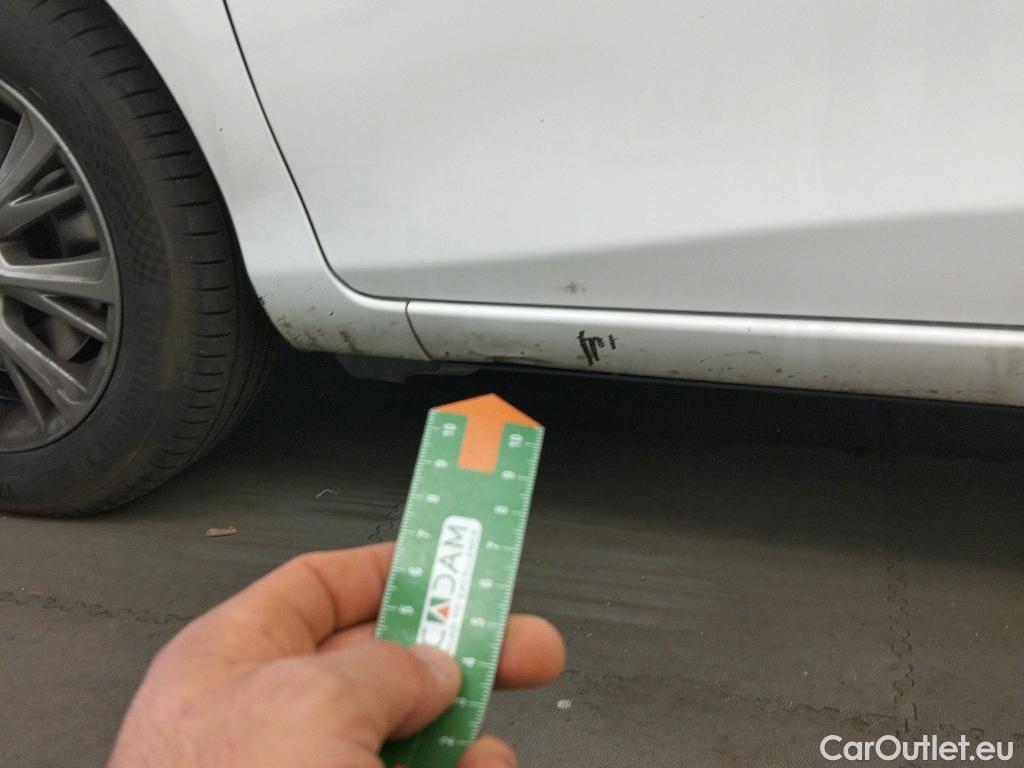  Toyota  Yaris TOYOTA  / 2017 / 5P / berlina con portón 1.5 100H Active #4