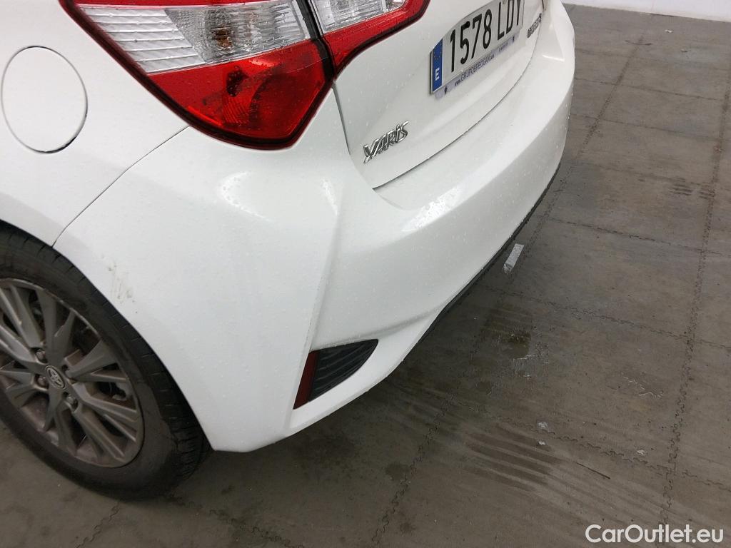  Toyota  Yaris TOYOTA  / 2017 / 5P / berlina con portón 1.5 100H Active #3