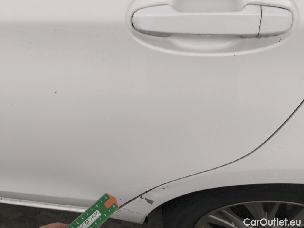  Toyota  Yaris TOYOTA  / 2017 / 5P / berlina con portón 1.5 100H Active #2