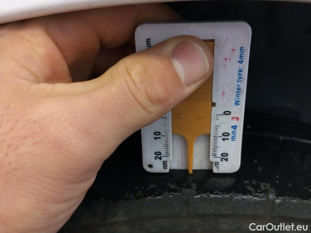  Toyota  Yaris TOYOTA  / 2017 / 5P / berlina con portón 1.5 100H Active #10