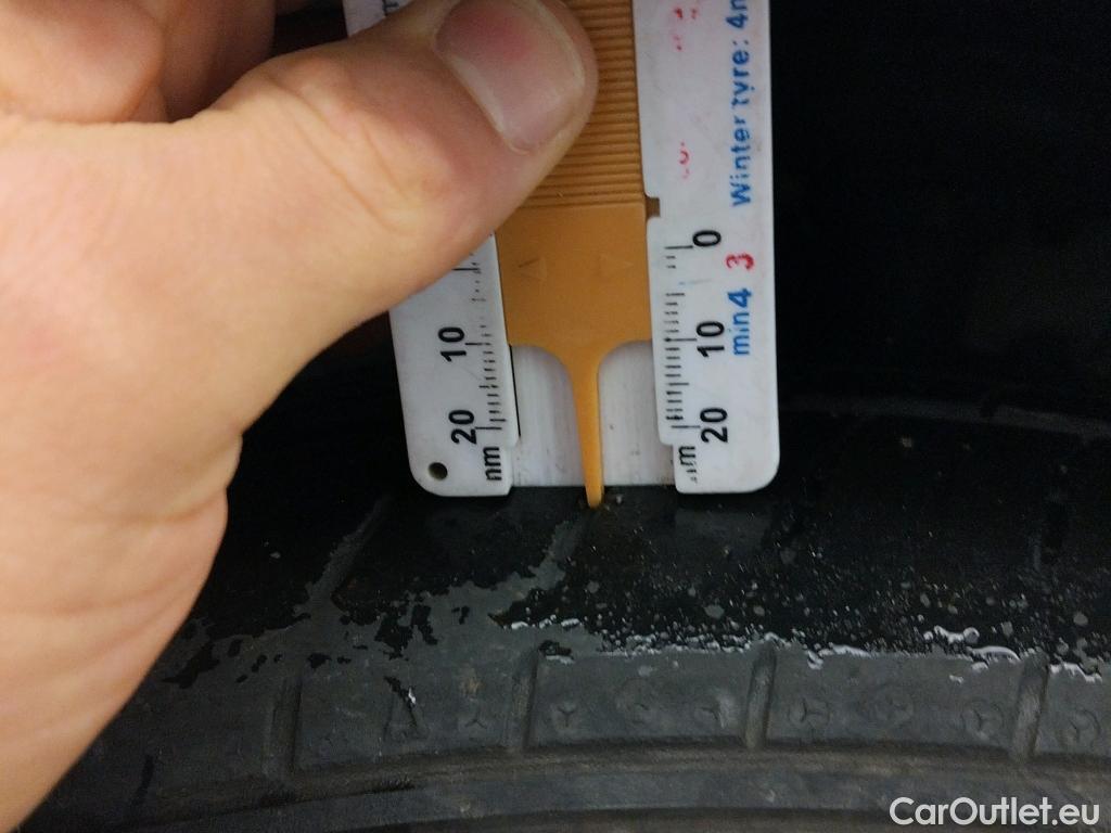  Toyota  Yaris TOYOTA  / 2017 / 5P / berlina con portón 1.5 100H Active #8