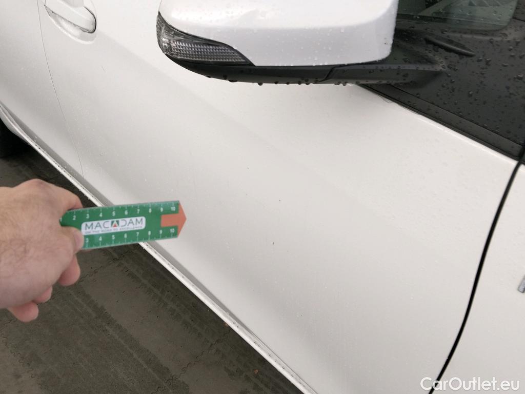  Toyota  Yaris TOYOTA  / 2017 / 5P / berlina con portón 1.5 100H Active #6