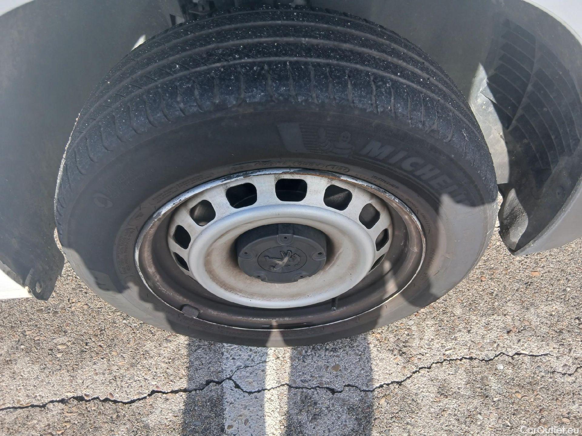  Peugeot  Partner PEUGEOT  / 2018 / 3P / furgón derivado de turismo Pro Standard 600kg BlueHDi 73kW (AC) #2