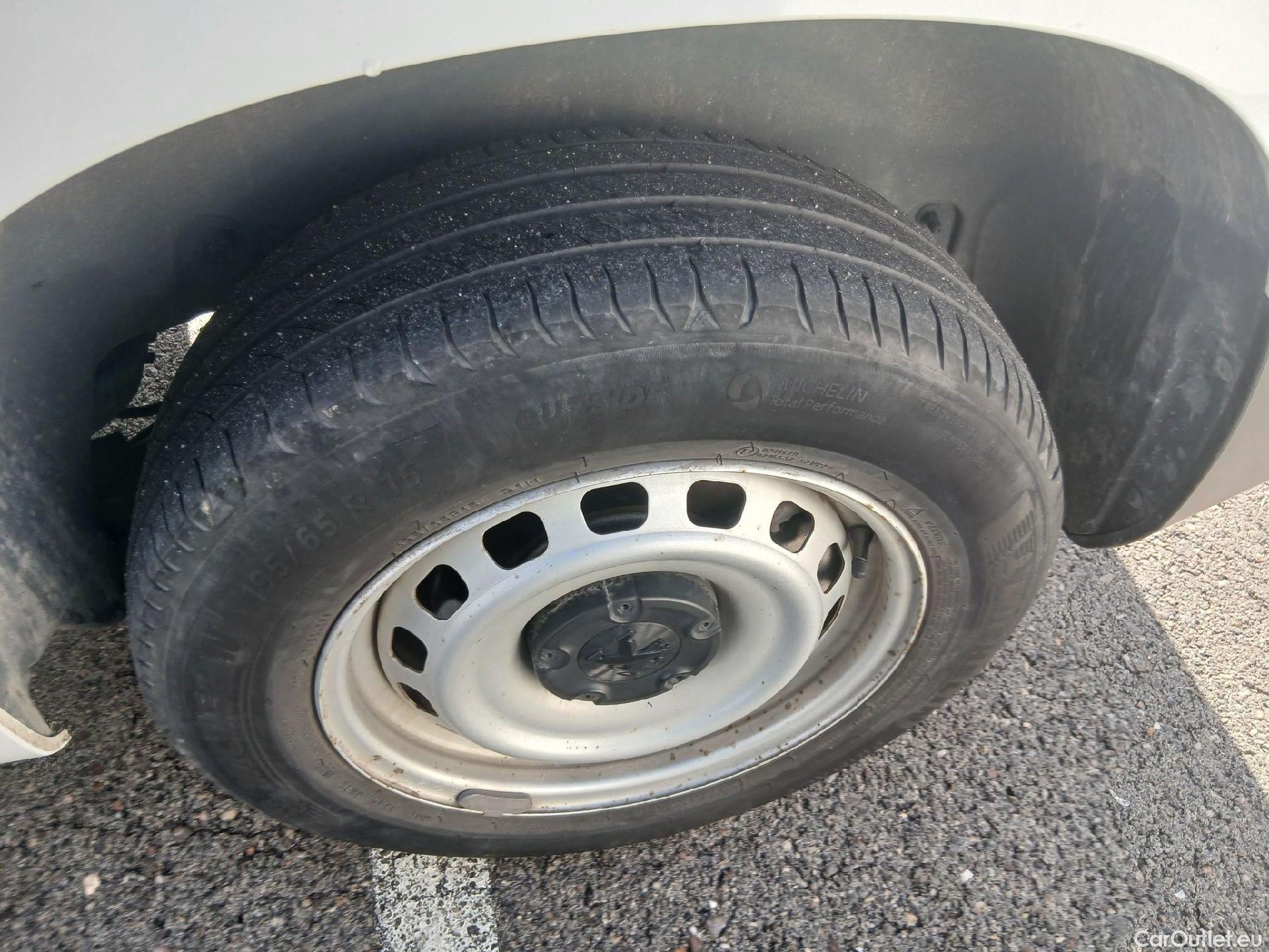  Peugeot  Partner PEUGEOT  / 2018 / 3P / furgón derivado de turismo Pro Standard 600kg BlueHDi 73kW (AC) #4