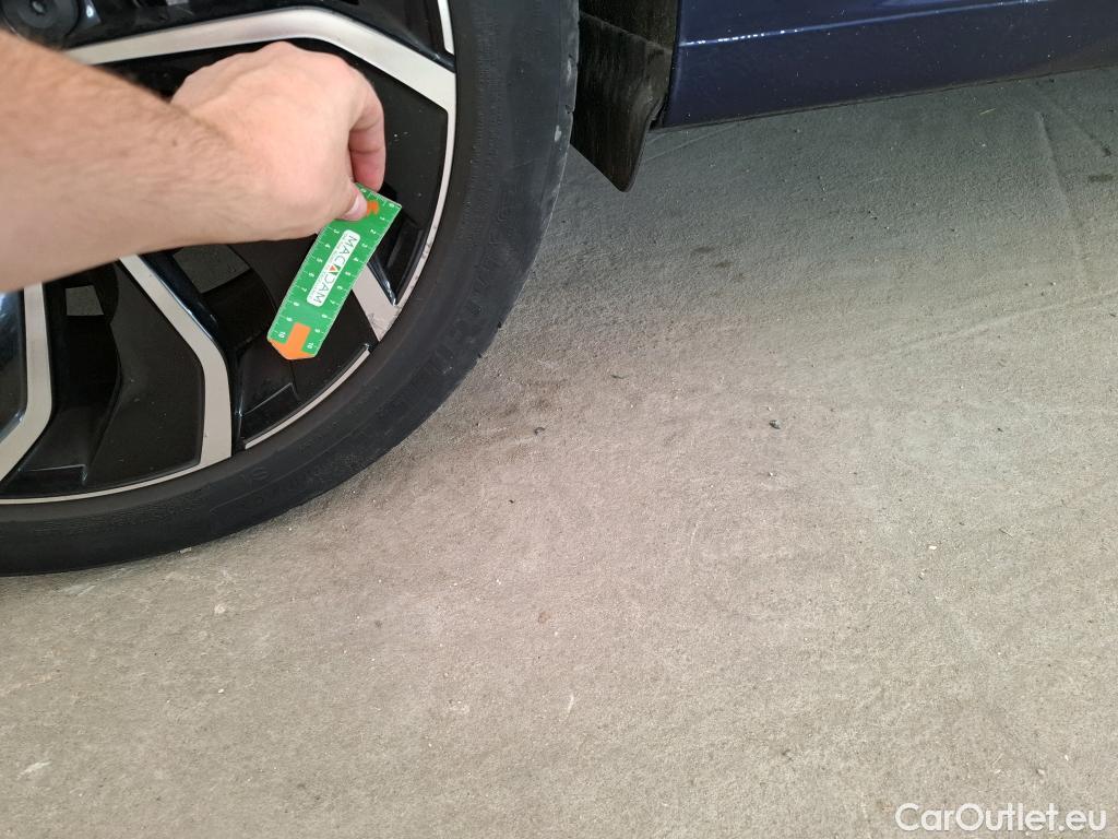  Volkswagen  Golf  VOLKSWAGEN / 2020 / 5P / Berline 2.0 TDI SCR 150 DSG7 Life 1st #28