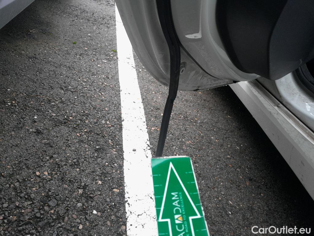  Bmw  Serie 1 BMW  / 2019 / 5P / berlina con portón 118i #12