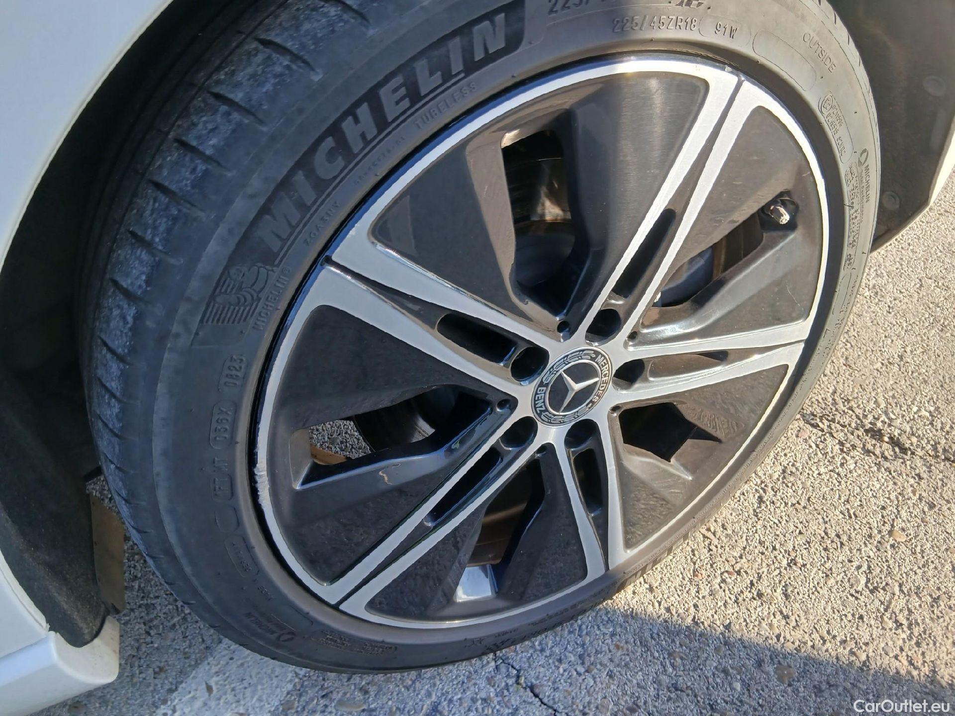  Mercedes  A-Klasse MERCEDES-BENZ Clase A / 2018 / 5P / berlina con portón A 250 e #18