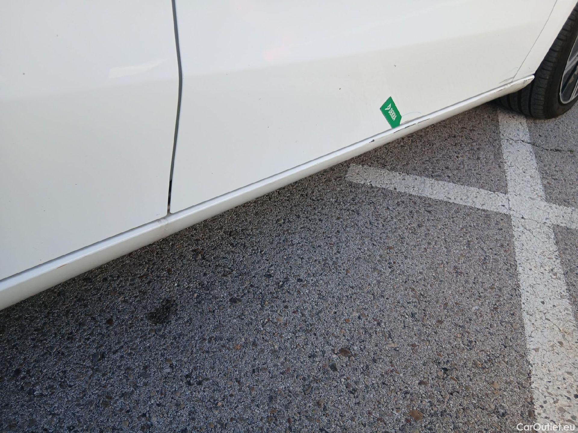  Mercedes  A-Klasse MERCEDES-BENZ Clase A / 2018 / 5P / berlina con portón A 250 e #32