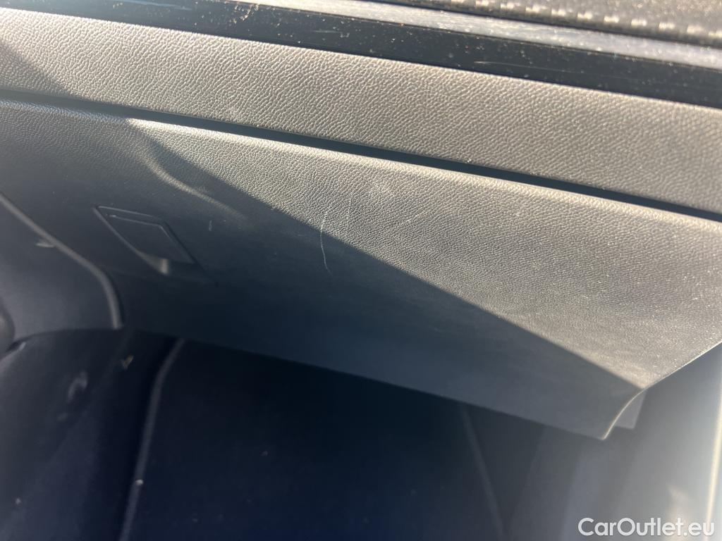  Peugeot  2008 PEUGEOT  / 2019 / 5P / todoterreno Allure Pack Puretech 130 S&S EAT8 (AC) #5