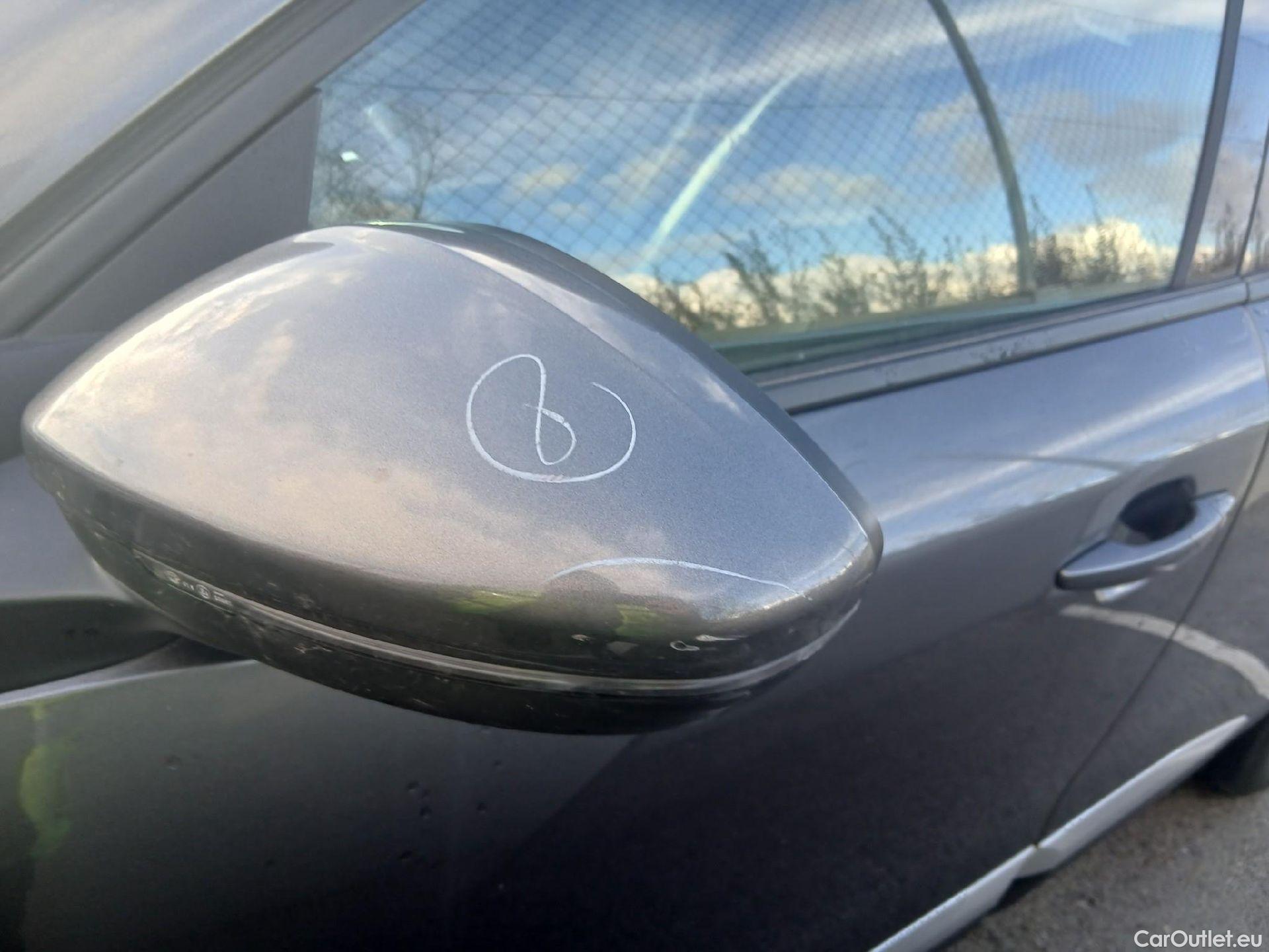  Peugeot  2008 PEUGEOT  / 2019 / 5P / todoterreno Allure Pack BlueHDI 81kW (110CV) (AC) #14