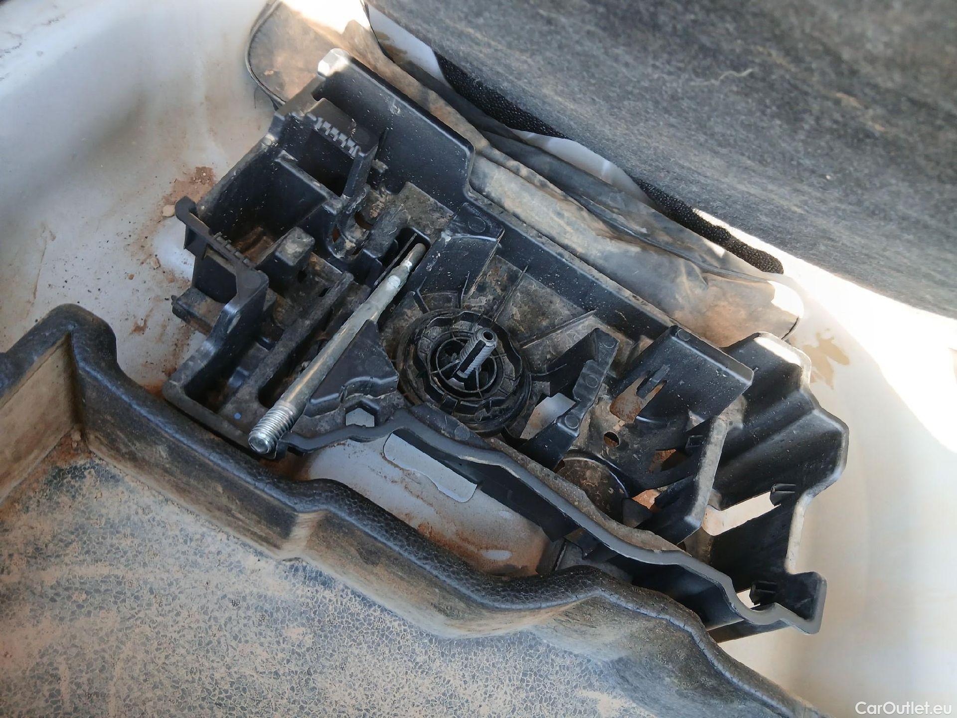  Peugeot  2008 PEUGEOT  / 2019 / 5P / todoterreno Active Pack BlueHDI 81kW (110CV) #4