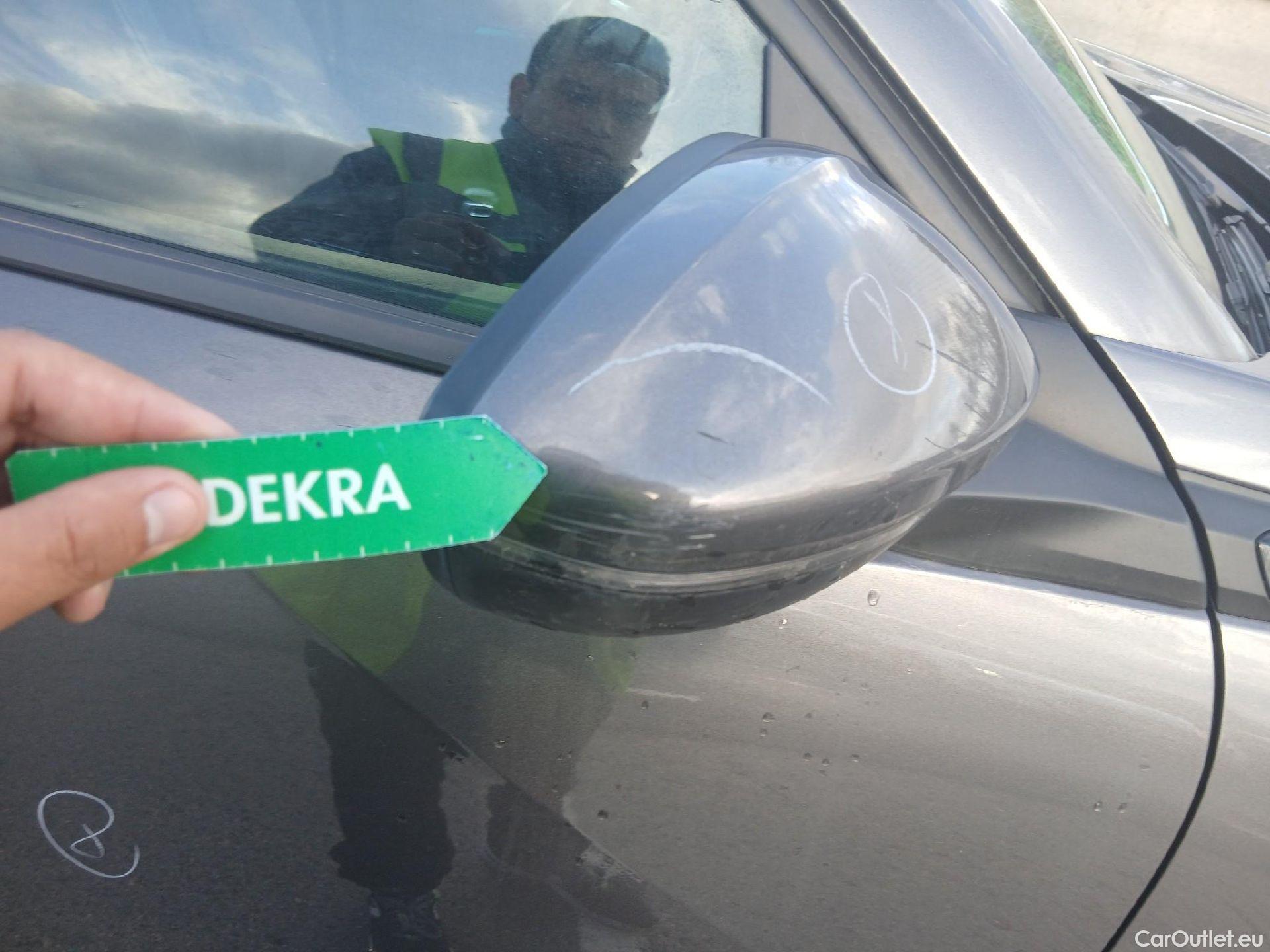  Peugeot  2008 PEUGEOT  / 2019 / 5P / todoterreno Allure Pack BlueHDI 81kW (110CV) (AC) #24