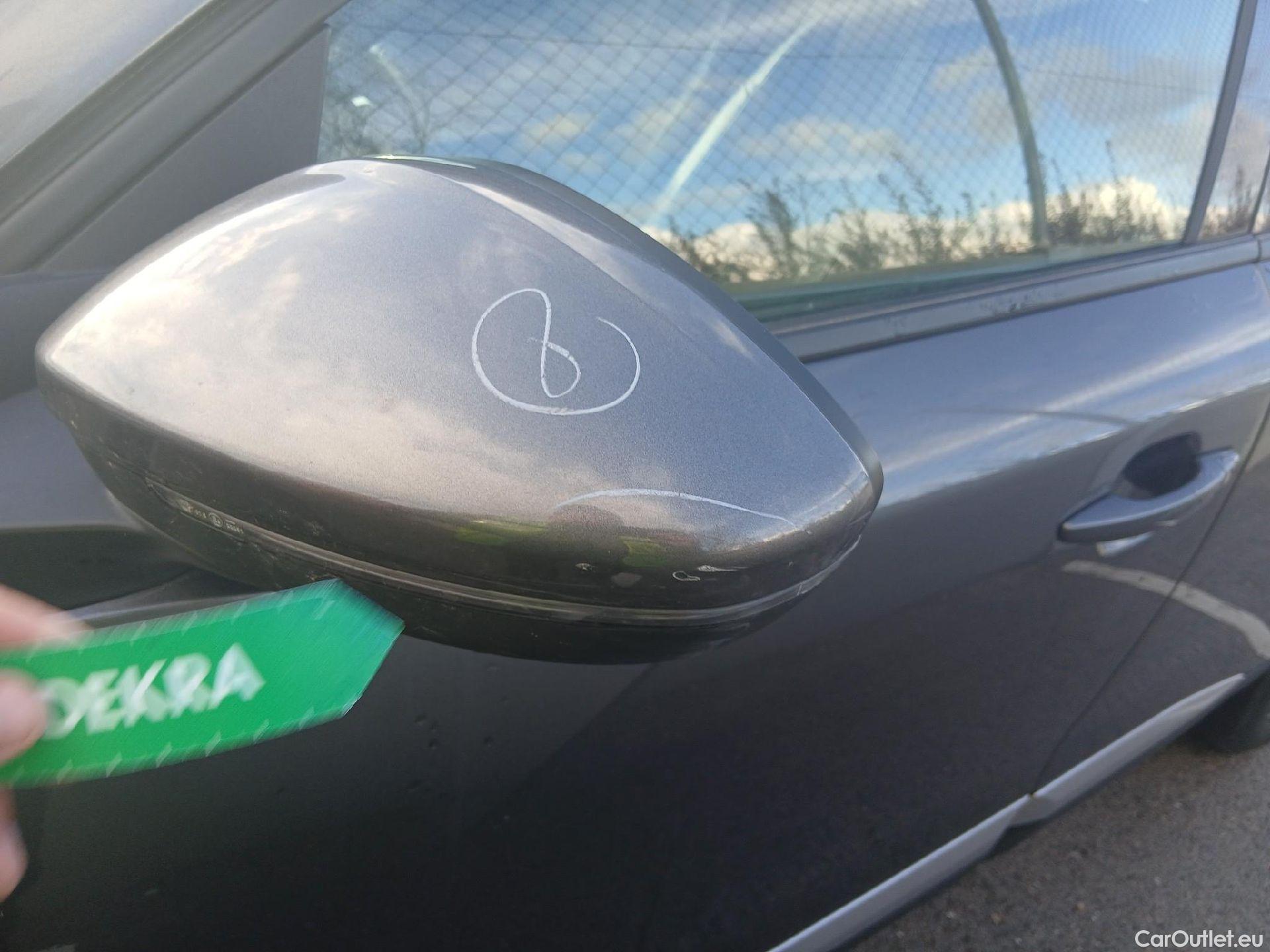  Peugeot  2008 PEUGEOT  / 2019 / 5P / todoterreno Allure Pack BlueHDI 81kW (110CV) (AC) #13