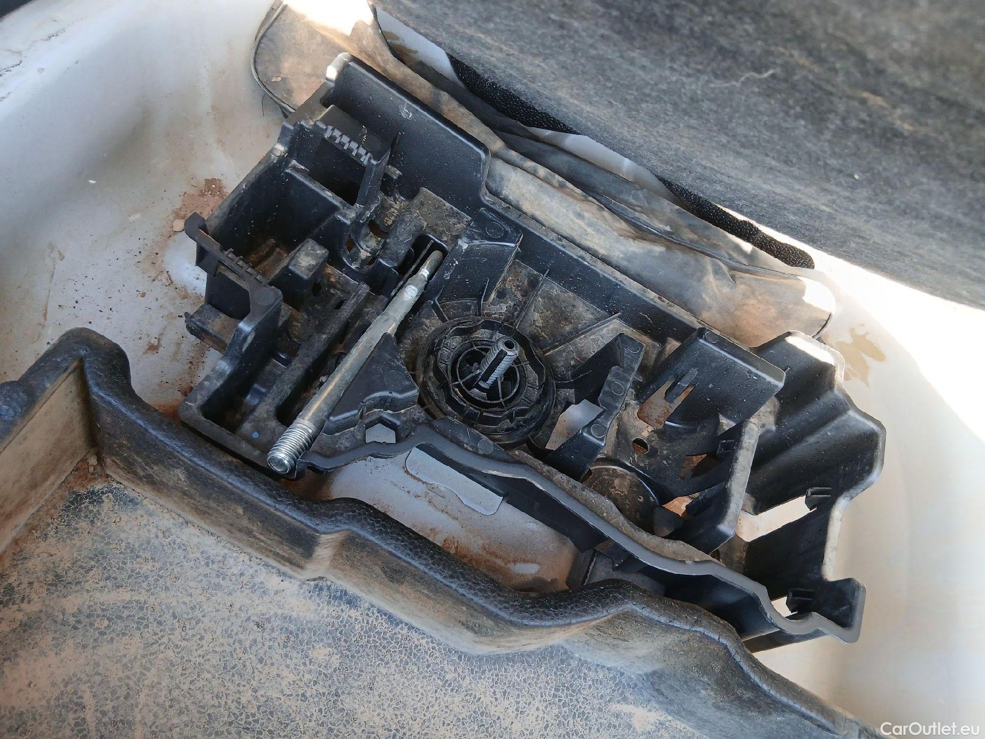  Peugeot  2008 PEUGEOT  / 2019 / 5P / todoterreno Active Pack BlueHDI 81kW (110CV) #3