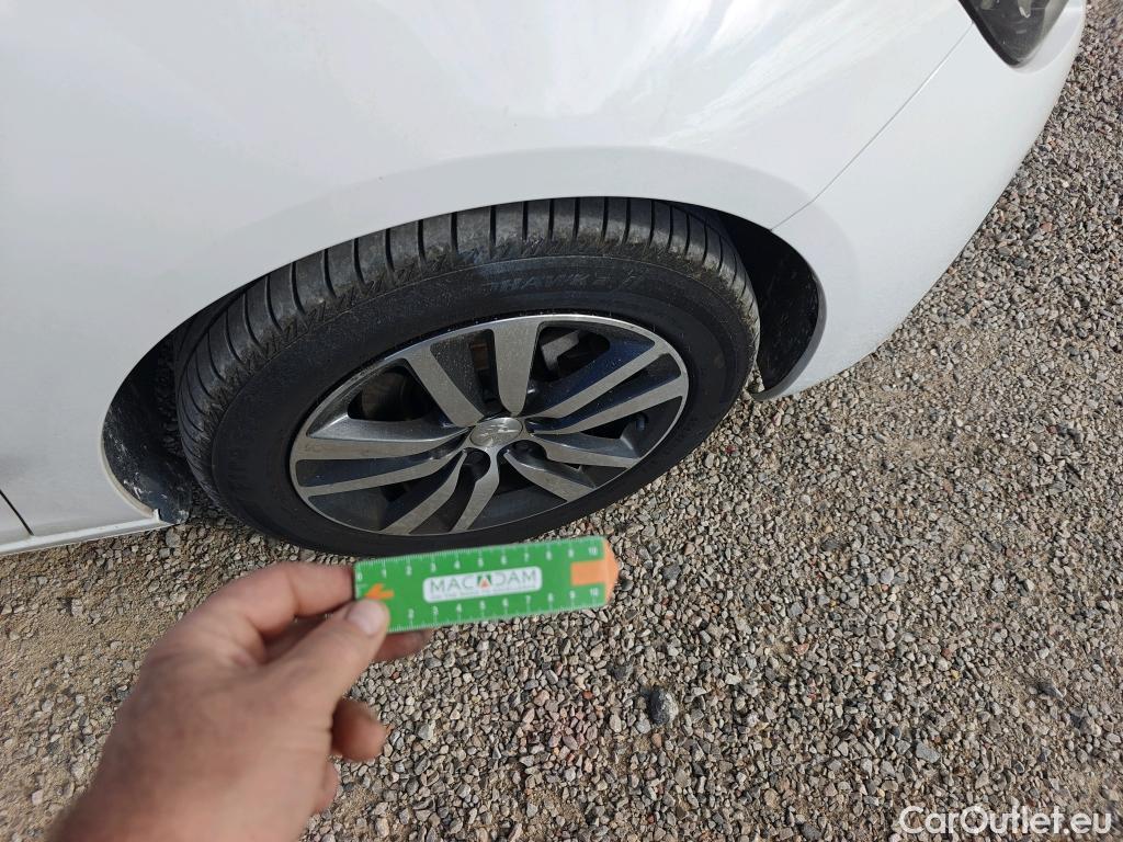  Peugeot  308 PEUGEOT  / 2017 / 5P / berlina con portón 5p Style BlueHDi 130 S&S #6