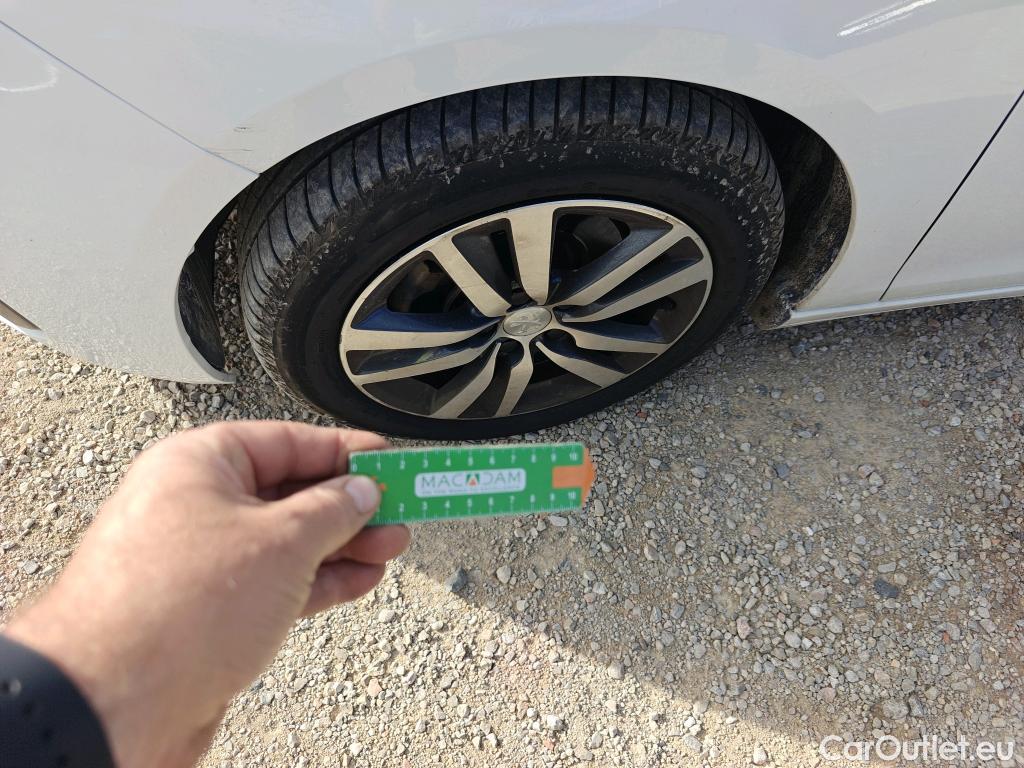  Peugeot  308 PEUGEOT  / 2017 / 5P / berlina con portón 5p Style BlueHDi 130 S&S #18