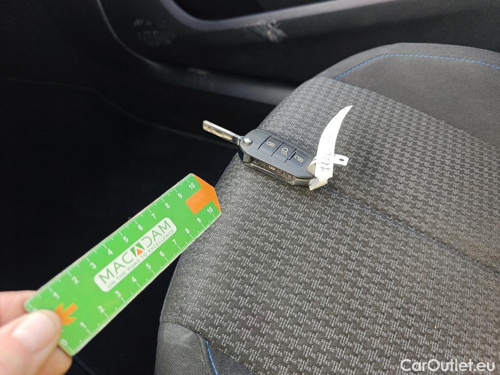  Peugeot  308 PEUGEOT  / 2017 / 5P / berlina con portón 5p Style BlueHDi 130 S&S #2