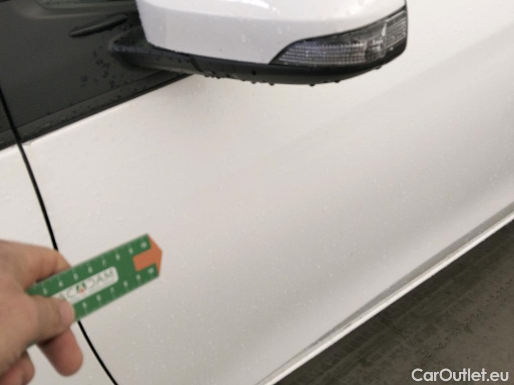  Toyota  Yaris TOYOTA  / 2017 / 5P / berlina con portón 1.5 100H Active #5