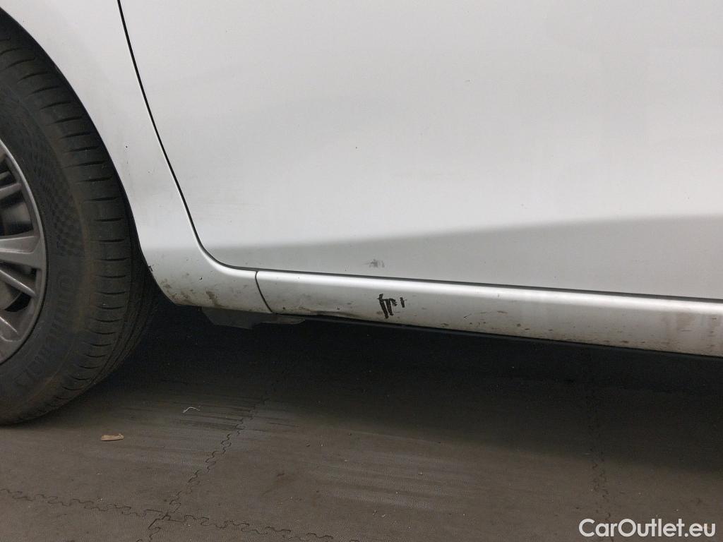  Toyota  Yaris TOYOTA  / 2017 / 5P / berlina con portón 1.5 100H Active #3