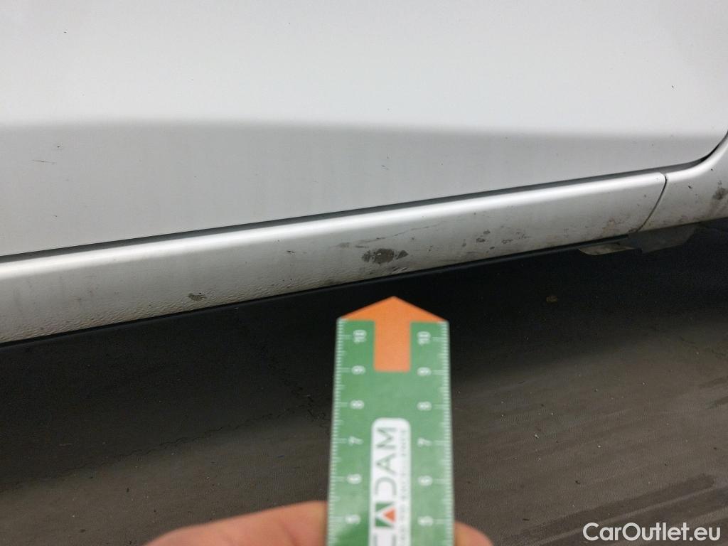  Toyota  Yaris TOYOTA  / 2017 / 5P / berlina con portón 1.5 100H Active #8