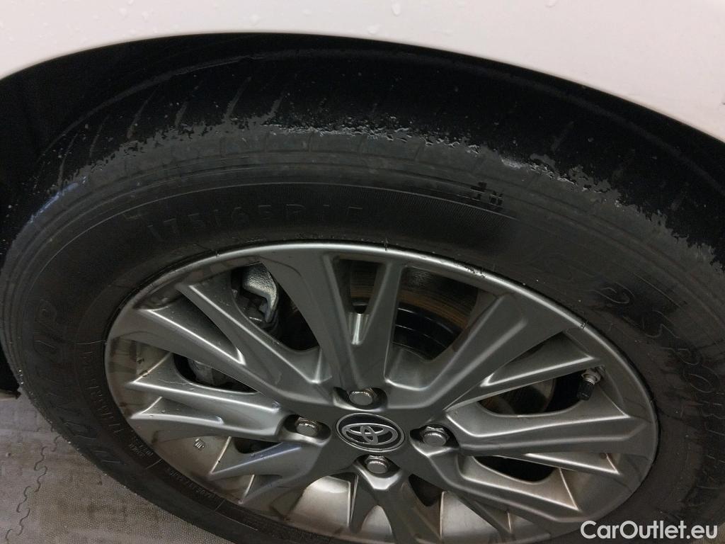  Toyota  Yaris TOYOTA  / 2017 / 5P / berlina con portón 1.5 100H Active #7