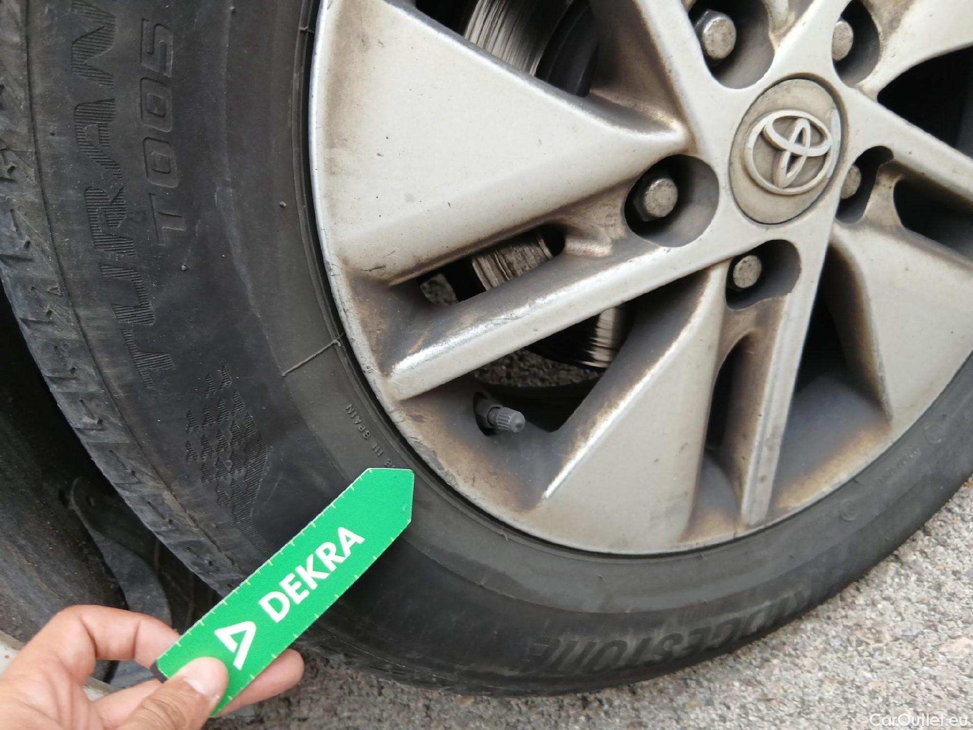  Toyota  Auris TOYOTA  / 2015 / 5P / berlina con portón 1.8 140H Hybrid Business #55