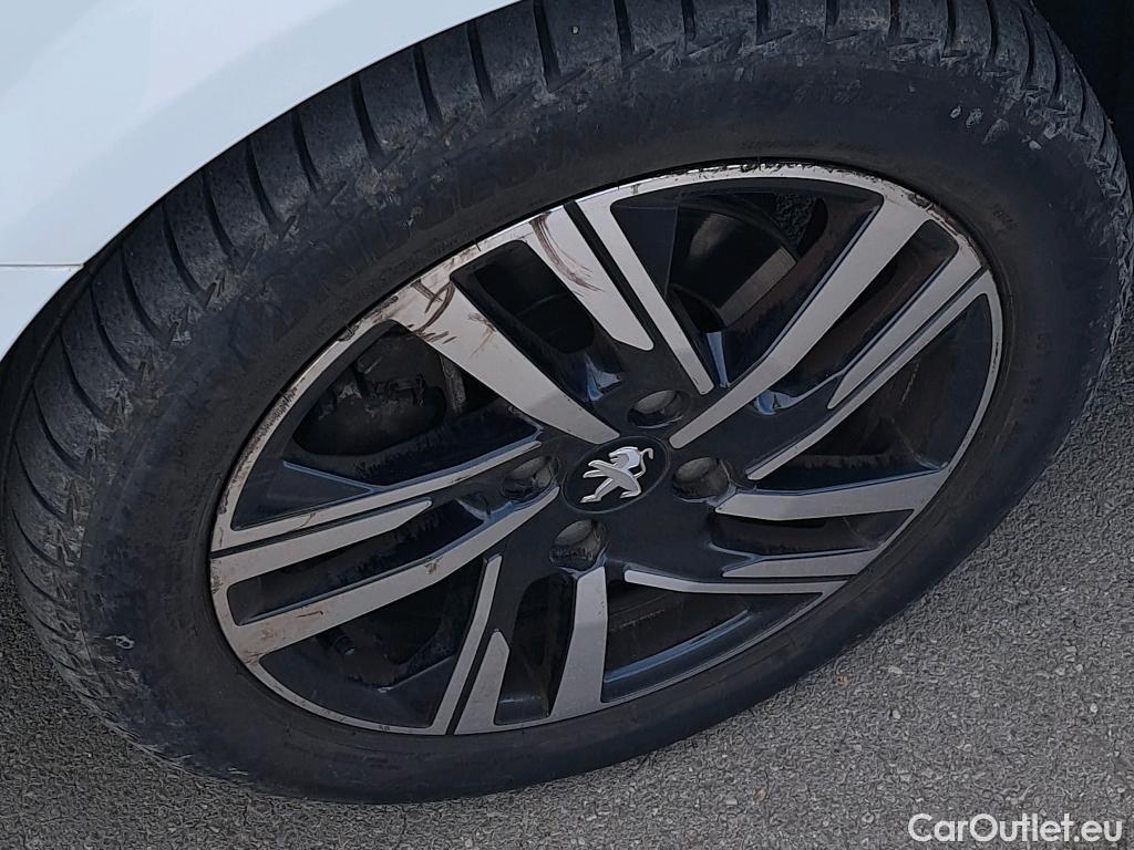  Peugeot  208 PEUGEOT  / 2019 / 5P / berlina con portón PureTech 73kW (100CV) Allure #2