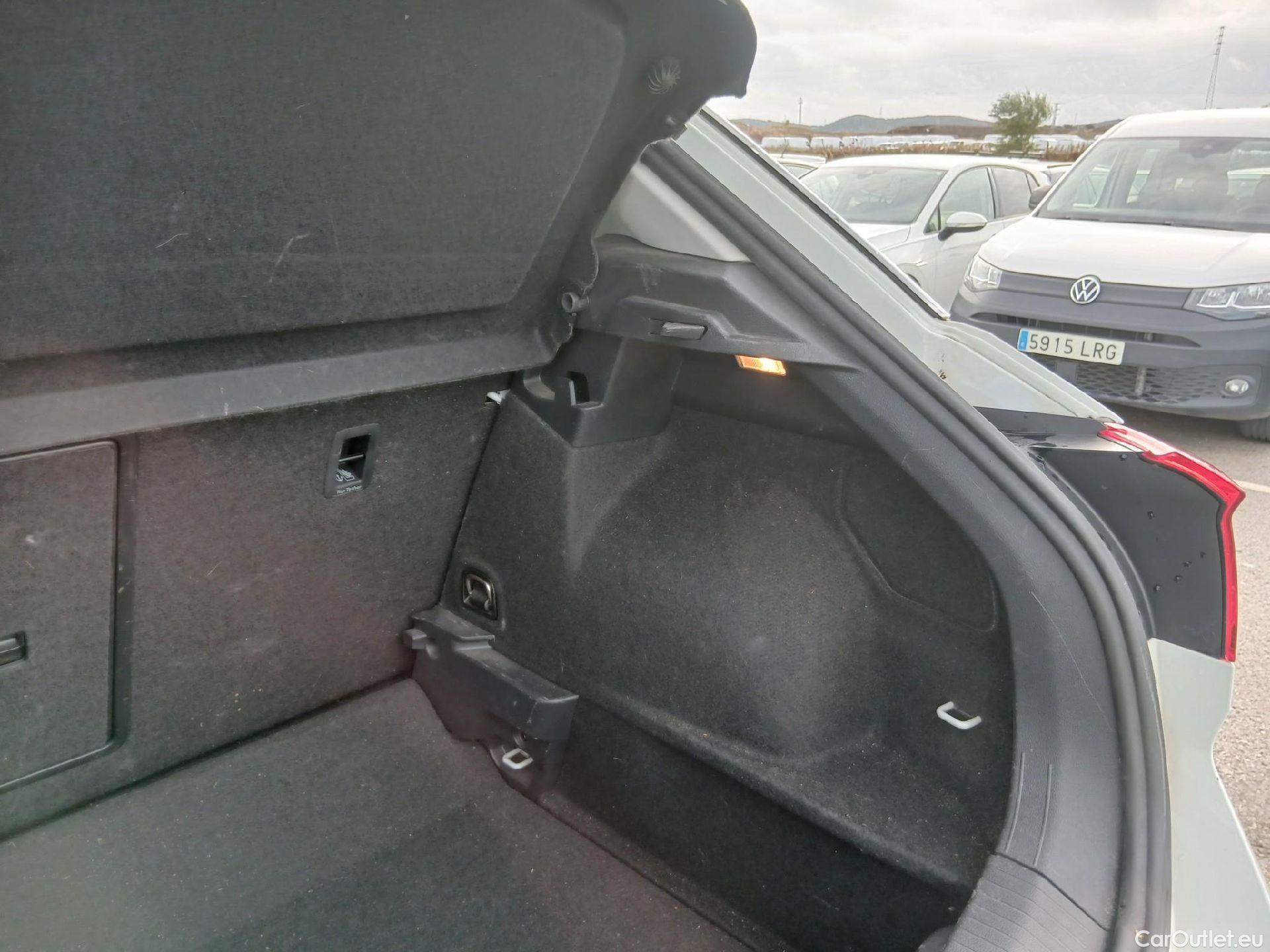  Volkswagen  T-ROC VOLKSWAGEN  / 2017 / 5P / todoterreno Advance 1.0 TSI 85kW (115CV) #30