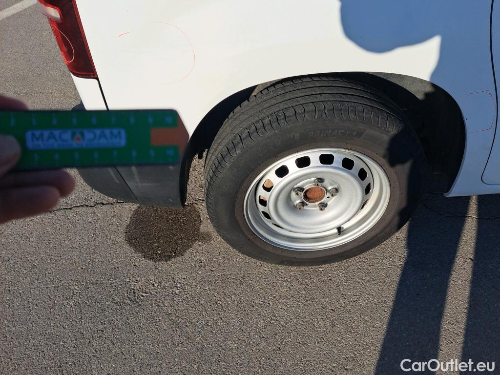  Citroen  Berlingo CITROEN  / 2018 / 4P / combi Talla M BlueHDi 100 LIVE (AC) #36