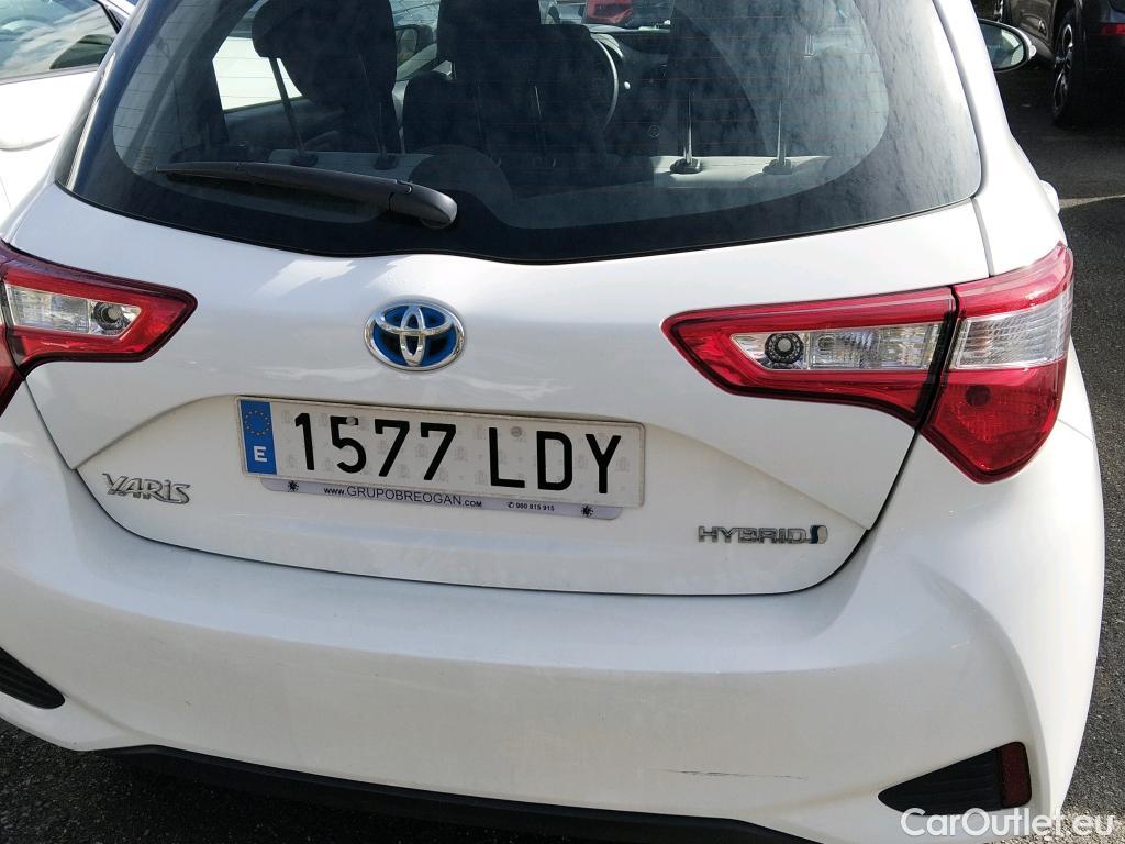  Toyota  Yaris TOYOTA  / 2017 / 5P / berlina con portón 1.5 100H Active #12