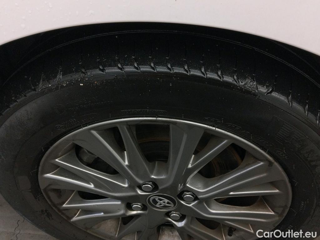  Toyota  Yaris TOYOTA  / 2017 / 5P / berlina con portón 1.5 100H Active #7