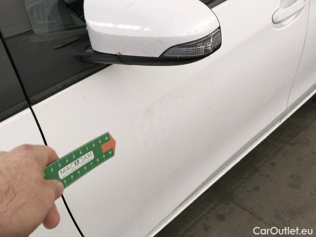  Toyota  Yaris TOYOTA  / 2017 / 5P / berlina con portón 1.5 100H Active #5