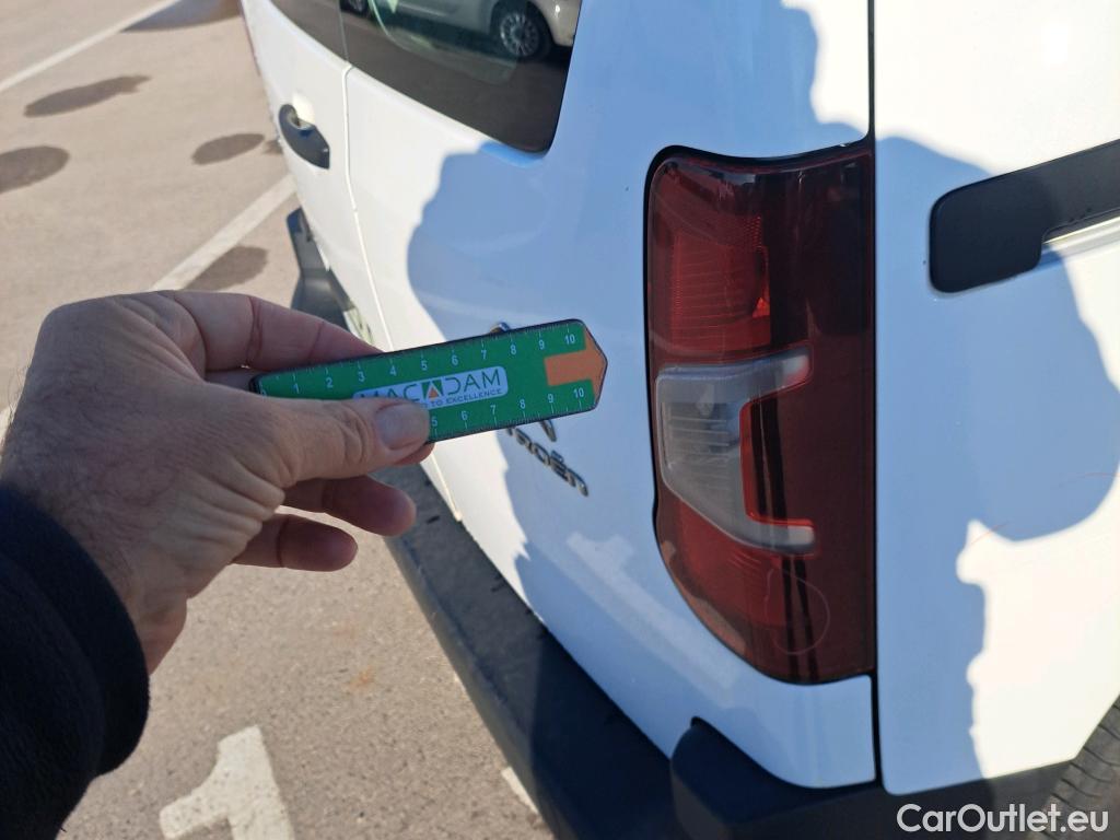  Citroen  Berlingo CITROEN  / 2018 / 4P / combi Talla M BlueHDi 100 LIVE (AC) #46