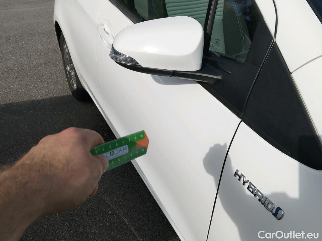  Toyota  Yaris TOYOTA  / 2017 / 5P / berlina con portón 1.5 100H Active #2