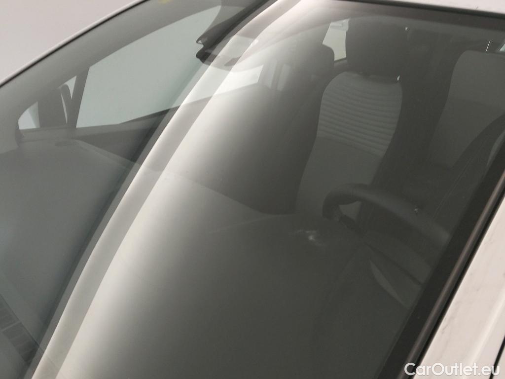  Toyota  Yaris TOYOTA  / 2017 / 5P / berlina con portón 1.5 100H Active #1