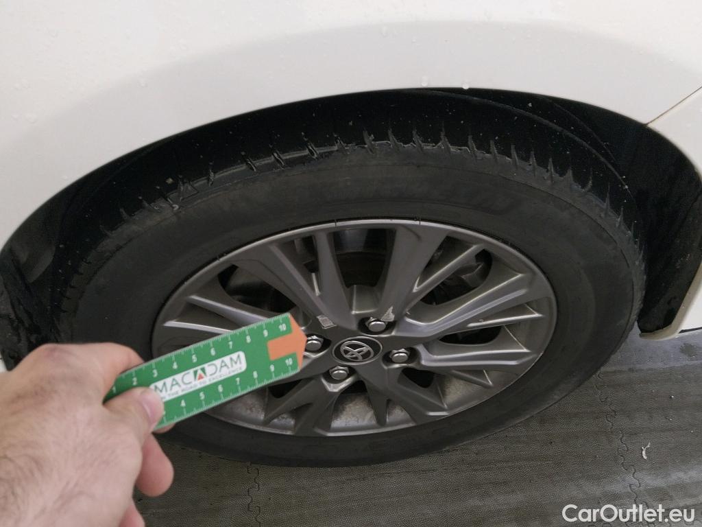  Toyota  Yaris TOYOTA  / 2017 / 5P / berlina con portón 1.5 100H Active #4