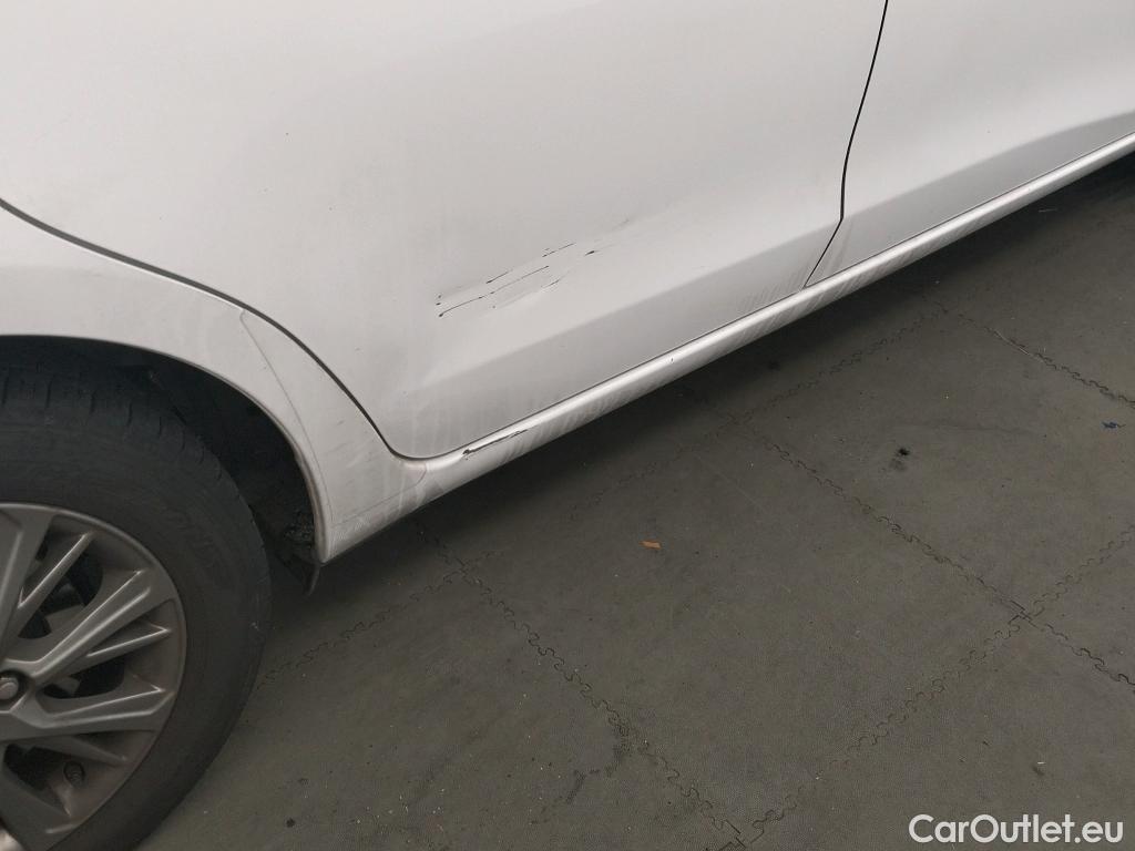  Toyota  Yaris TOYOTA  / 2017 / 5P / berlina con portón 1.5 100H Active #3