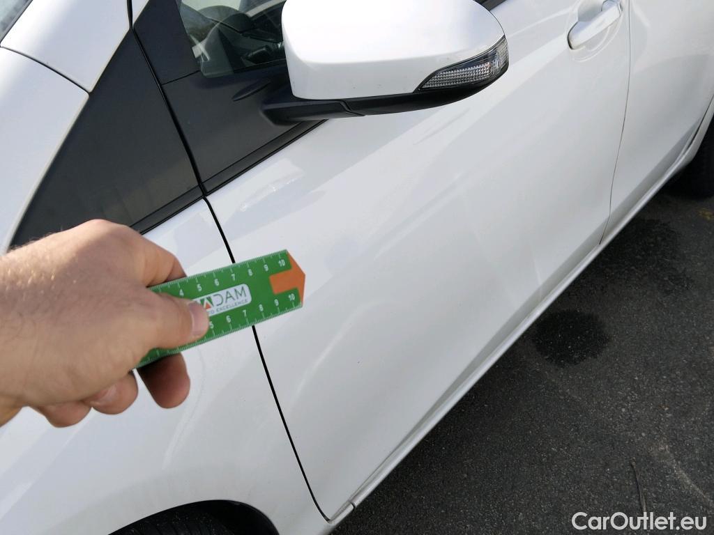  Toyota  Yaris TOYOTA  / 2017 / 5P / berlina con portón 1.5 100H Active #1