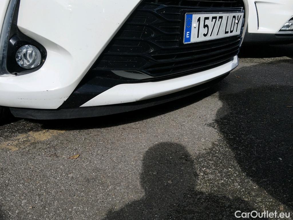  Toyota  Yaris TOYOTA  / 2017 / 5P / berlina con portón 1.5 100H Active #3