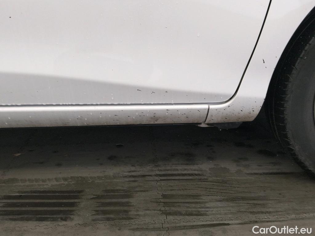  Toyota  Yaris TOYOTA  / 2017 / 5P / berlina con portón 1.5 100H Active #1