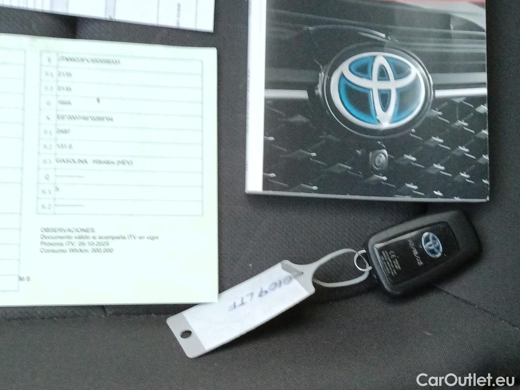  Toyota  RAV4 TOYOTA  / 2018 / 5P / todoterreno 2.5l 220H Advance #2