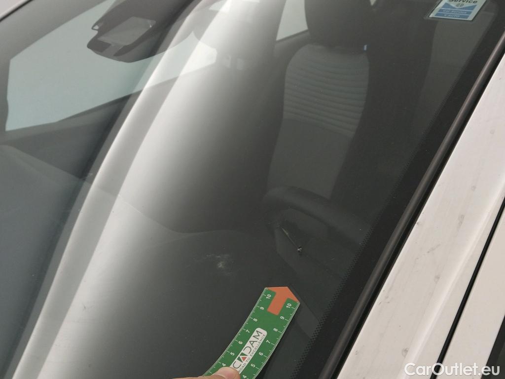  Toyota  Yaris TOYOTA  / 2017 / 5P / berlina con portón 1.5 100H Active #2