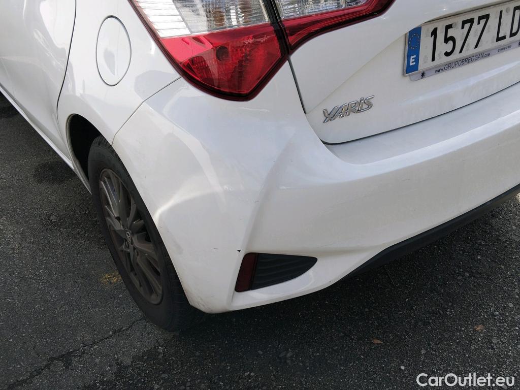  Toyota  Yaris TOYOTA  / 2017 / 5P / berlina con portón 1.5 100H Active #7