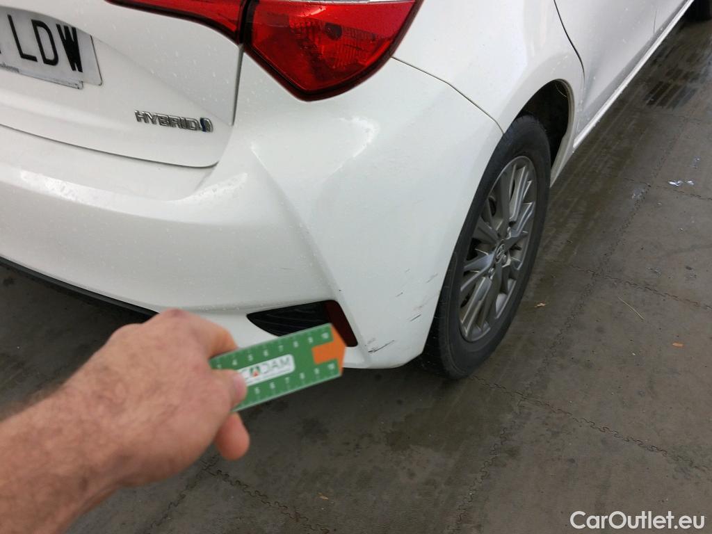  Toyota  Yaris TOYOTA  / 2017 / 5P / berlina con portón 1.5 100H Active #16