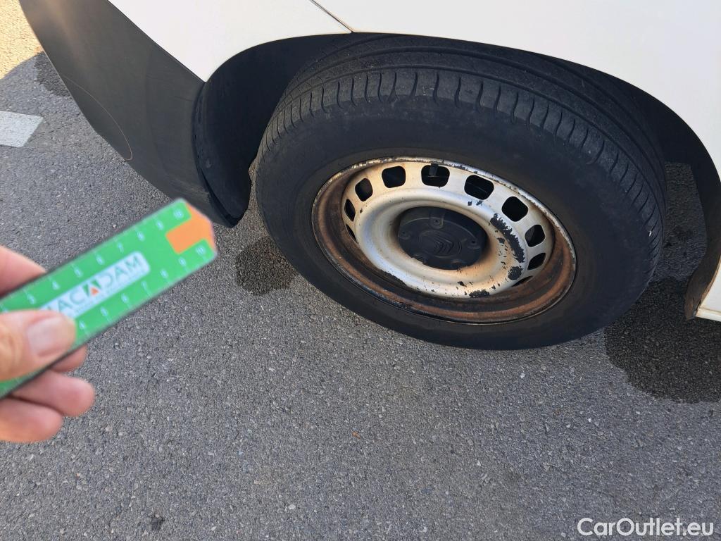  Citroen  Berlingo CITROEN  / 2018 / 4P / combi Talla M BlueHDi 100 LIVE (AC) #42