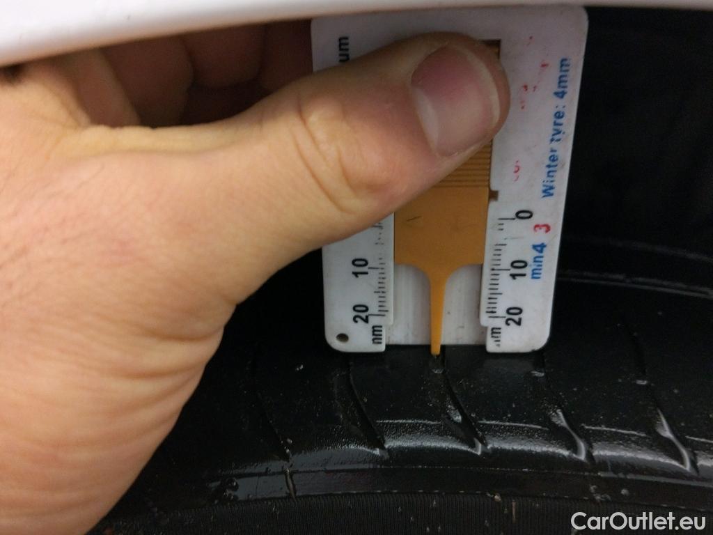  Toyota  Yaris TOYOTA  / 2017 / 5P / berlina con portón 1.5 100H Active #8