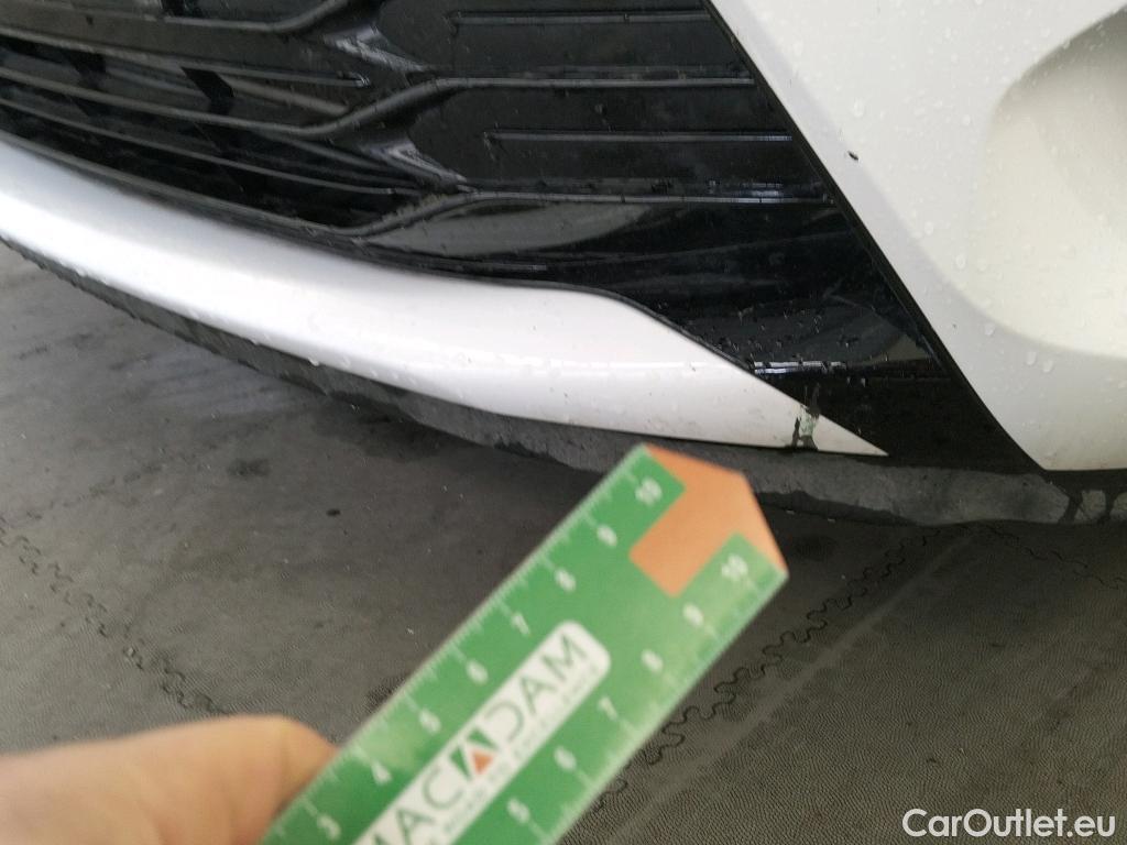  Toyota  Yaris TOYOTA  / 2017 / 5P / berlina con portón 1.5 100H Active #10