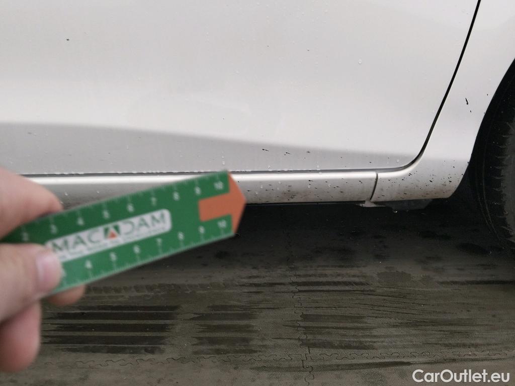  Toyota  Yaris TOYOTA  / 2017 / 5P / berlina con portón 1.5 100H Active #2