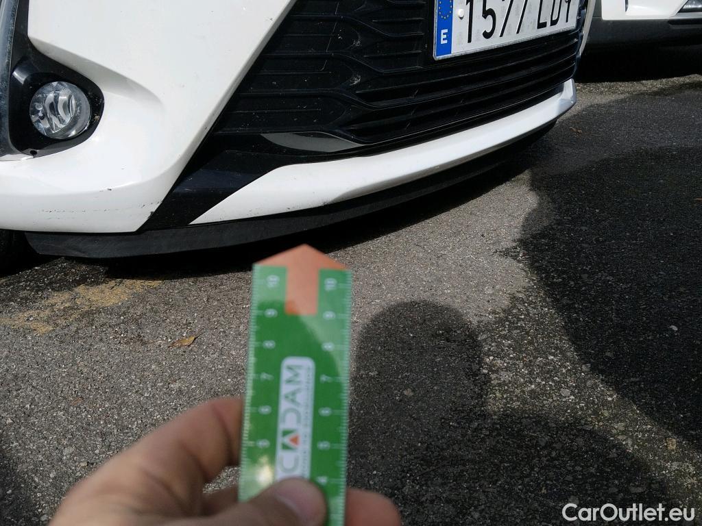  Toyota  Yaris TOYOTA  / 2017 / 5P / berlina con portón 1.5 100H Active #4