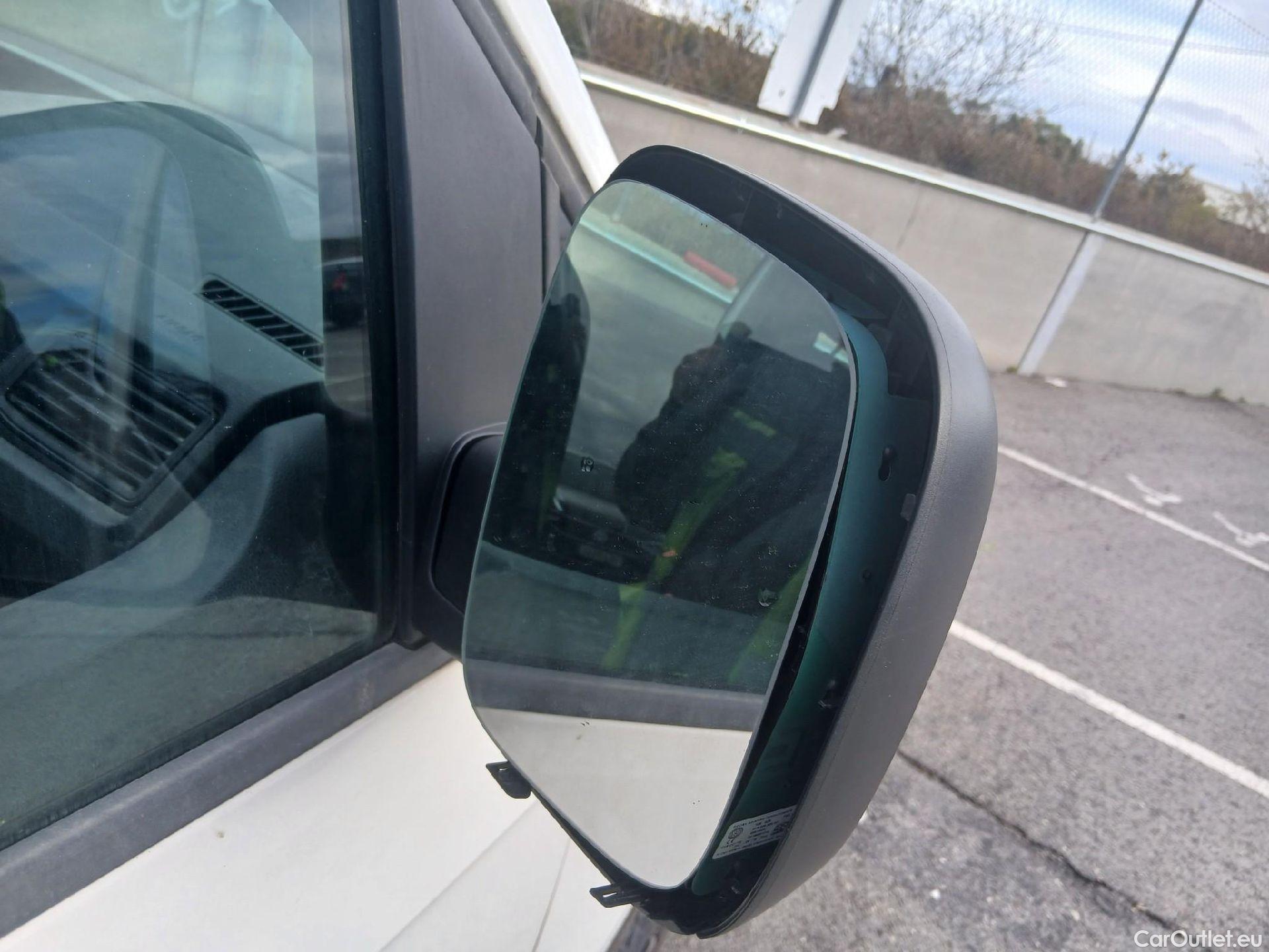  Volkswagen  Caddy VOLKSWAGEN  / 2015 / 4P / combi Profesion Maxi Kombi 2.0 TDI 90kW 4Mot #57